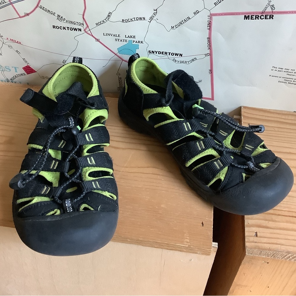 VGUC KEEN Newport H2 active sandals, size big kids 5